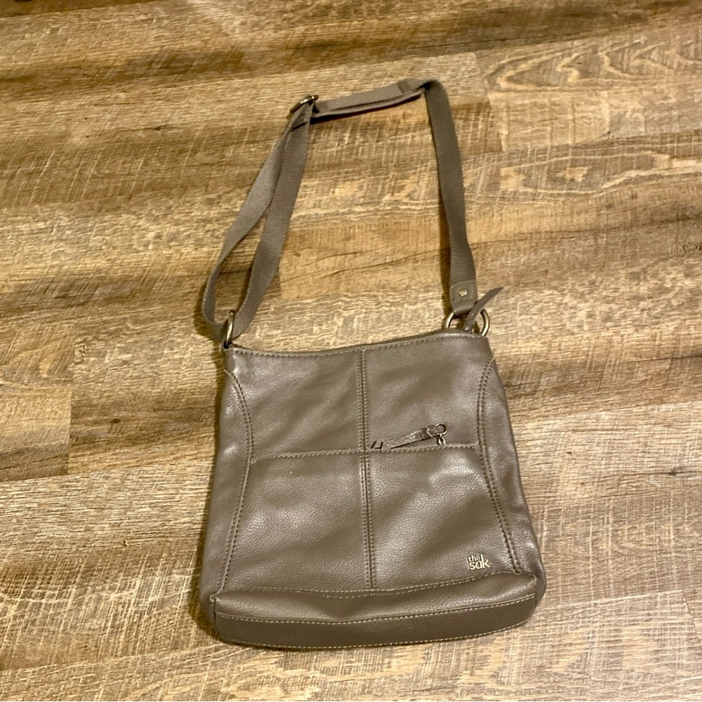 The Sak Iris Purse Crossbody Bag Adjustable Strap Pebbled Leather Gray Casual